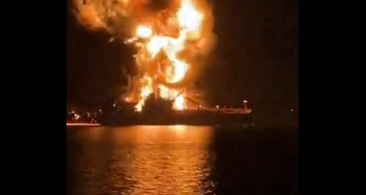 Basra Körfezi açıklarında 2 petrol tankerine saldırı: Irak petrol limanlarını kapattı