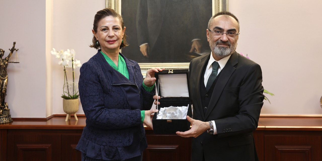 ELoGE Ödülü Eskişehir Büyükşehir Başkanı Ünlüce’ye takdim edildi