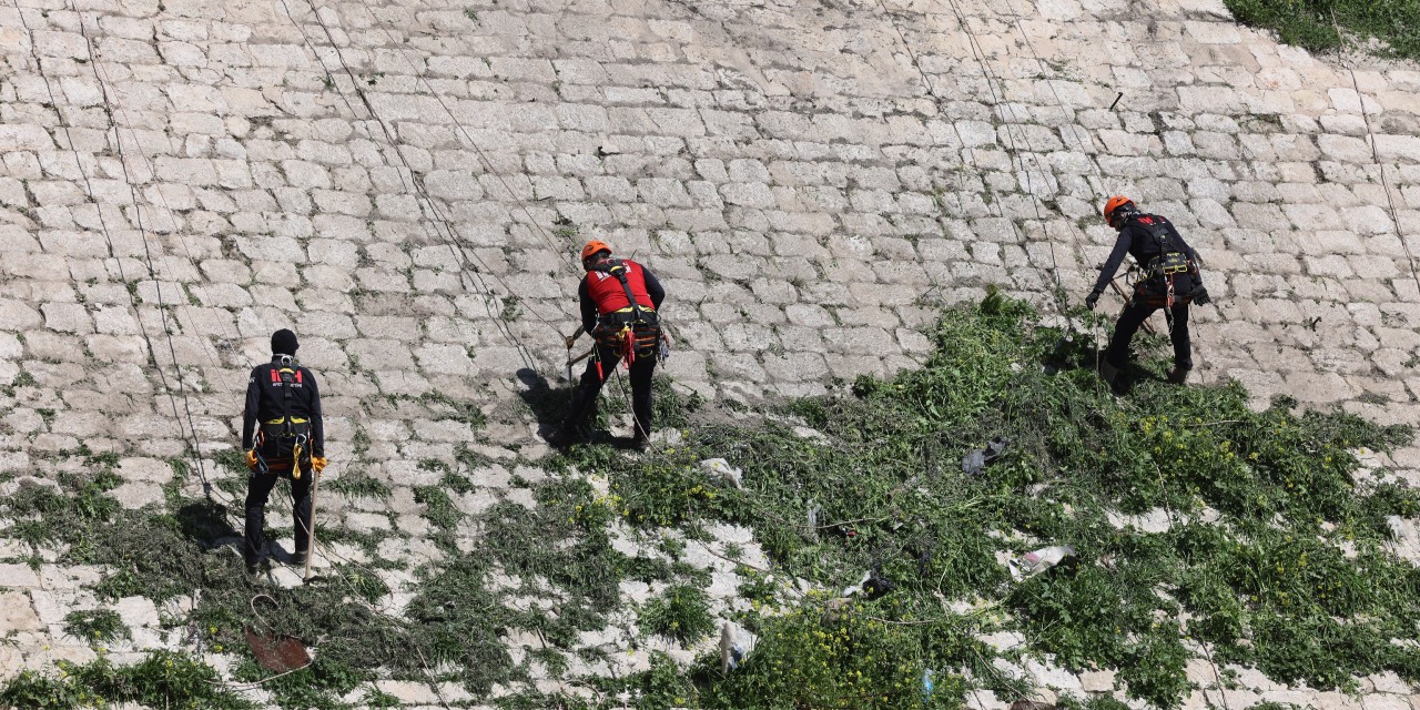 İHH, Halep Kalesi’nde temizlik ve bakım çalışması yaptı