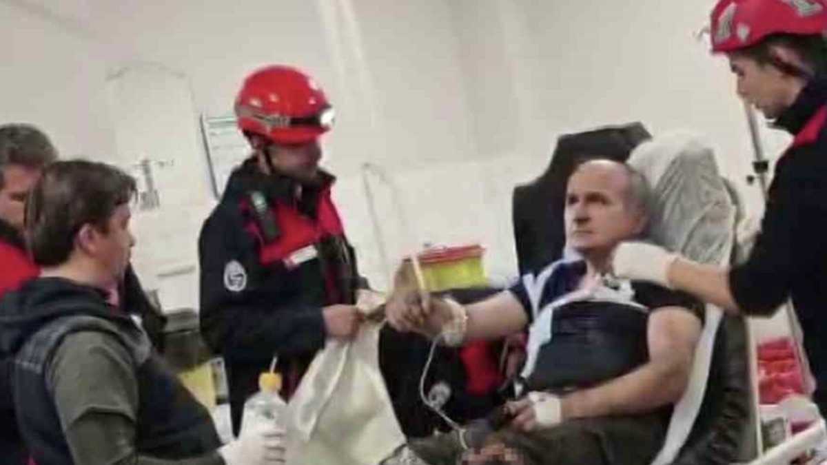 Göğsüne demir saplandı: Ameliyata itfaiyeyle girdi