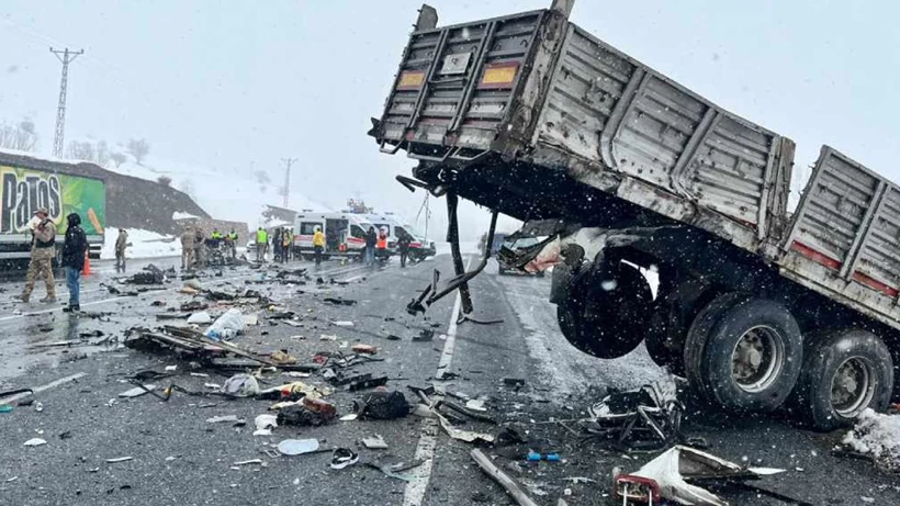 Van’da otomobil ile TIR çarpıştı: Aynı aileden 2 kişi hayatını kaybetti