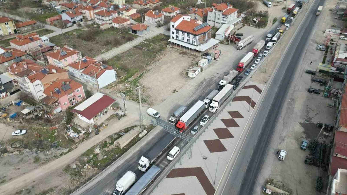 Yola çıkacaklar dikkat: Bayram öncesi trafikte yoğunluk
