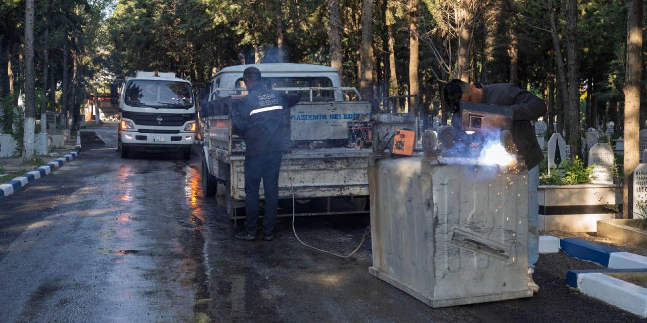 İzmir’de mezarlıklarda bayram öncesi temizlik çalışmaları başladı