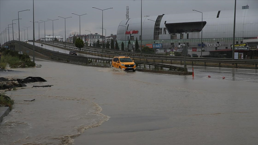 Hatay'da sağanak: Su tahliye çalışmaları sürüyor