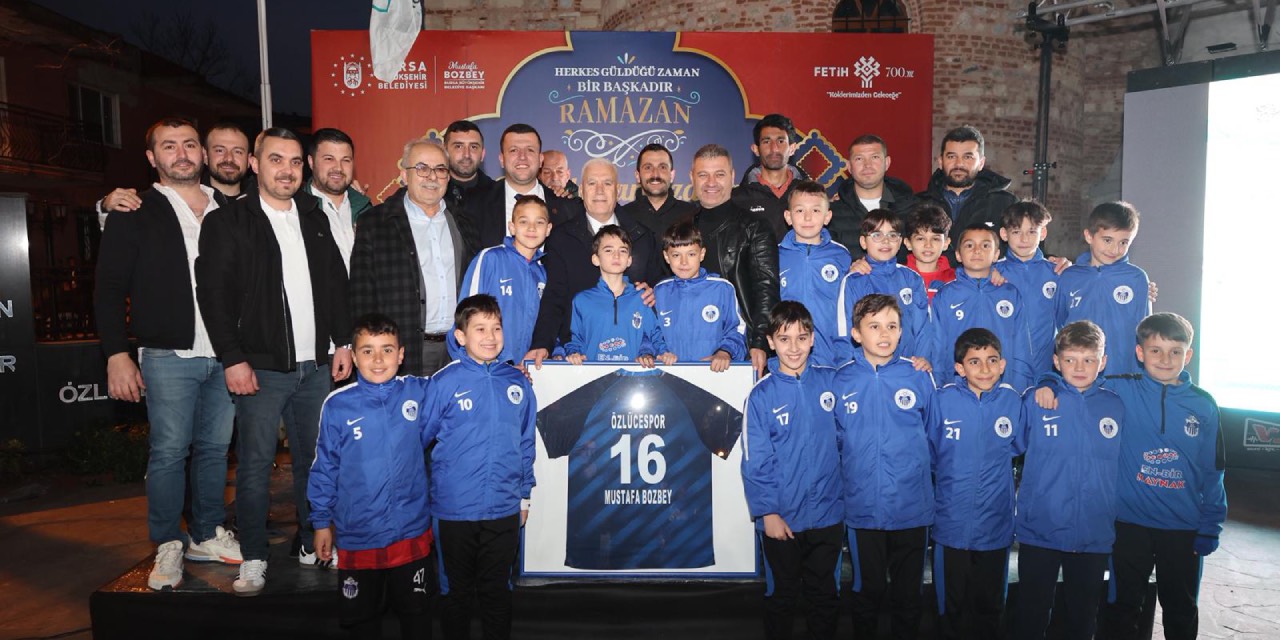 Bursa Büyükşehir Başkanı Bozbey komşularıyla iftar yaptı