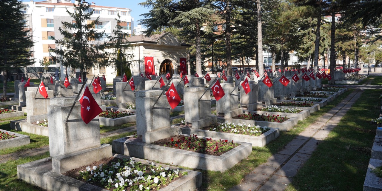 Eskişehir Büyükşehir Belediyesi’nden şehitliklerde anlamlı çalışma