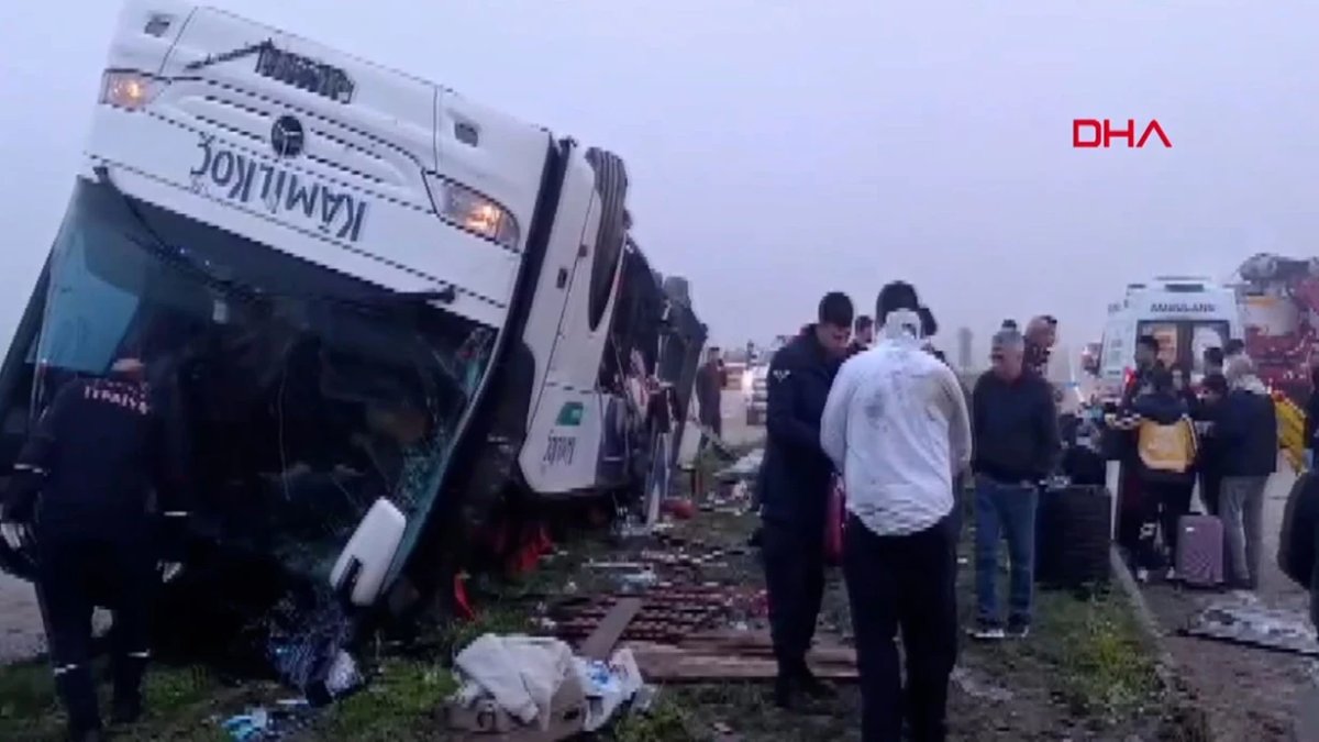 Adana’da yolcu otobüsü devrildi: 2 ölü 23 yaralı