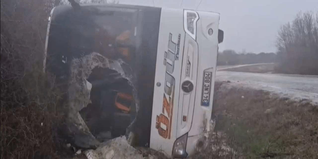 Çatalca'da midibüs devrildi: Polisler yaralandı