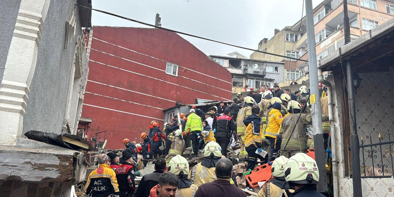 İstanbul Fatih’te bitişik iki bina çöktü: Enkaz altında kalanlar kurtarılıyor