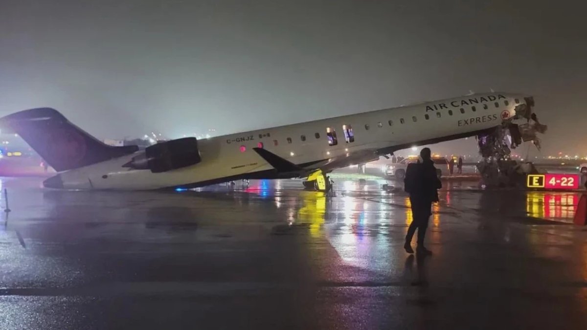 ABD’de havalimanında kaza: Yolcu uçağı itfaiye aracına çarptı