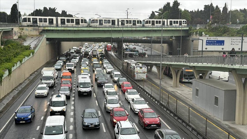 Haftanın ilk iş günü İstanbul'un trafik yoğunluğu arttı!