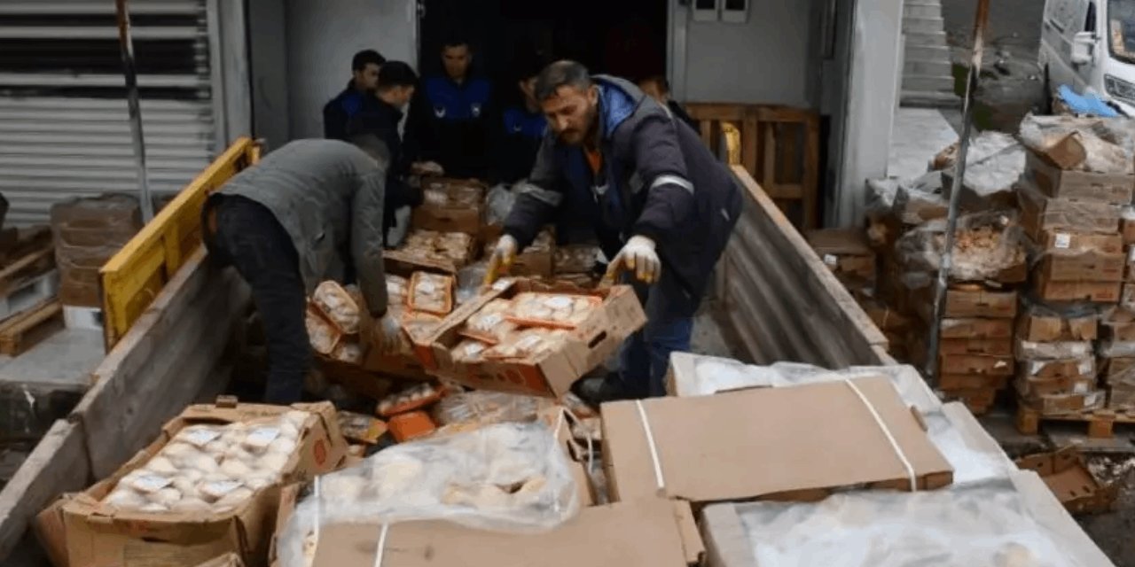 50 ton bozuk tavuk skandalı: Depoya baskın yapıldı! Yakalanmasalar kamyon kamyon taşınan tavuğu vatandaşa yedireceklerdi