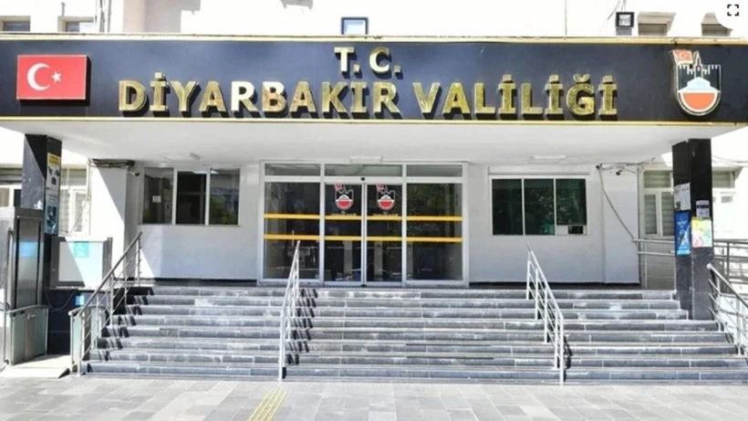 Diyarbakır'da polis aracı geçişinde EYP patlaması