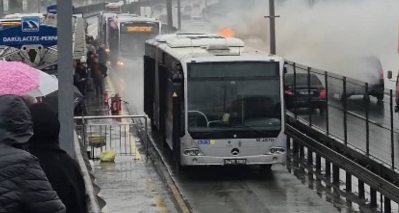 İstanbul'da metrobüs yangını