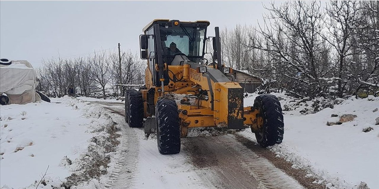 Antalya’da kar yağışı etkili oldu: Korkuteli’nde yollar kapandı