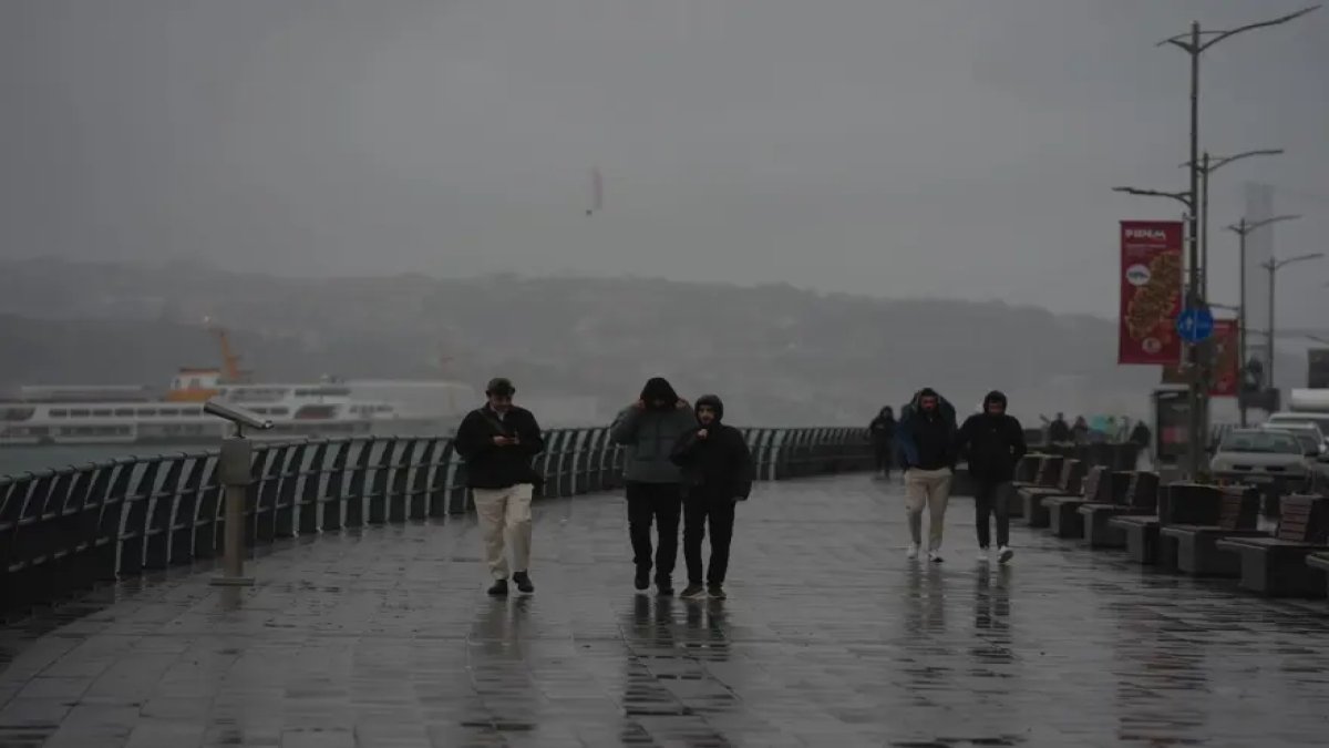 İstanbul’da sis ve sağanak trafiği felç etti: İDO ve BUDO seferleri durdu