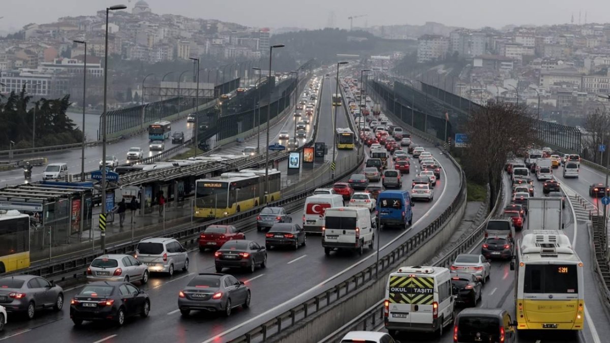 İBB’den İstanbul için uyarı: “Zorunlu olmadıkça trafiğe çıkmayın”