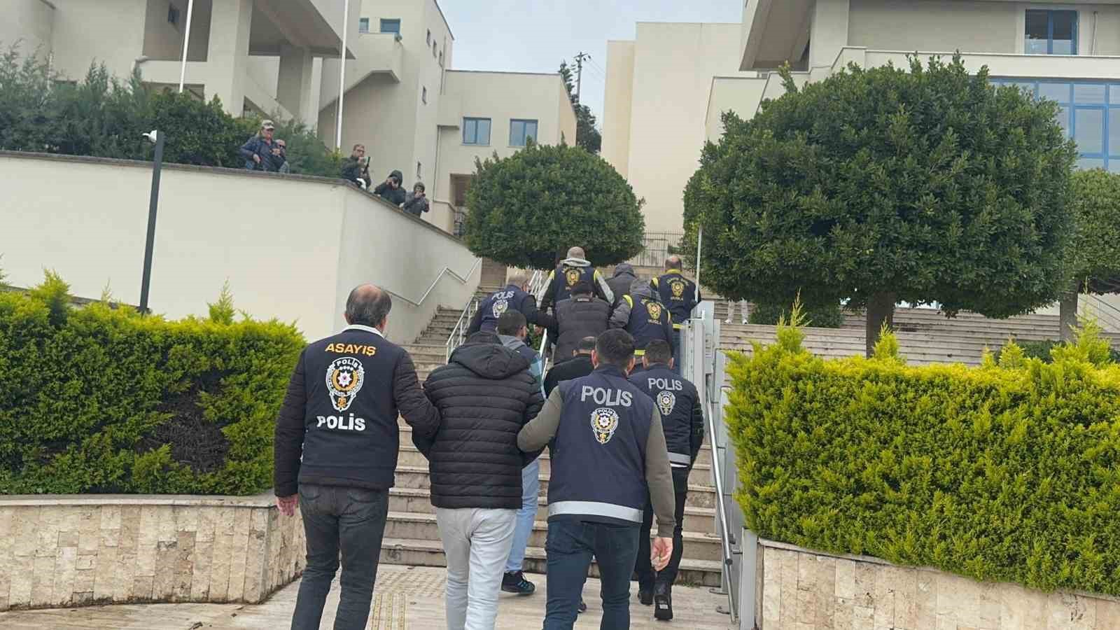 Turistleri dolandıran şebeke çökertildi