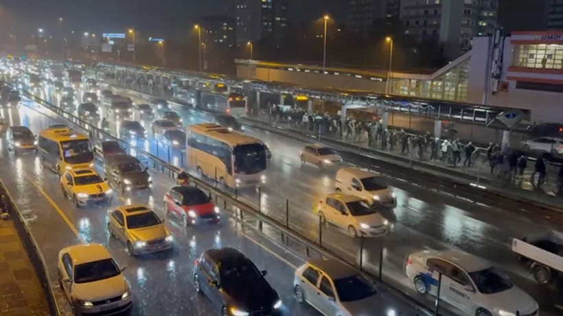 İstanbul'da yağış trafiği felç etti