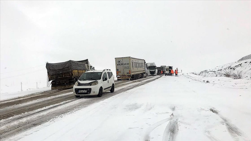 Doğu Anadolu'da Mayıs'ta kar sürprizi! Köyler beyaza büründü