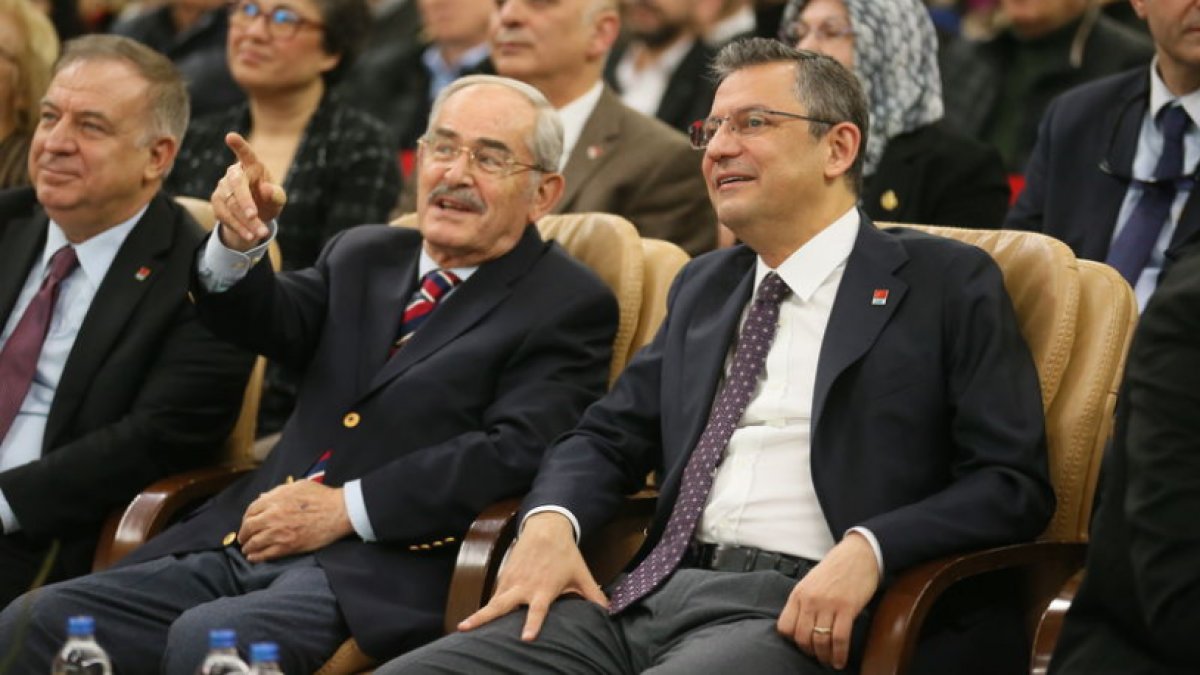 Yılmaz Büyükerşen Özgür Özel'in balmumu heykelini yaptı