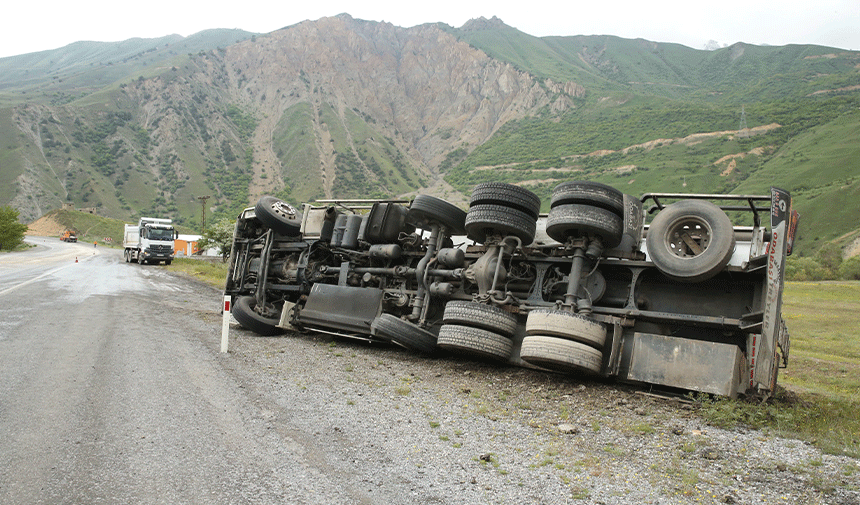 Yakıt tankeri devrildi, minibüs takla attı