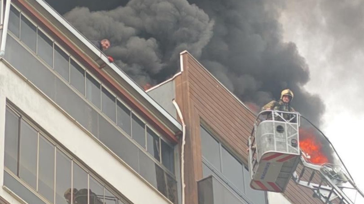 Bursa'da 8 katlı binada can pazarı: Alevler her yeri sardı