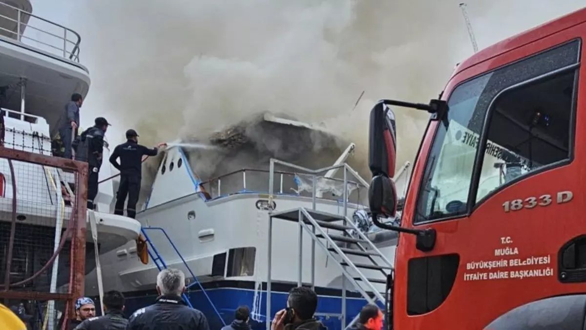 Bodrum’da Sadri Şener’e ait lüks yatta yangın
