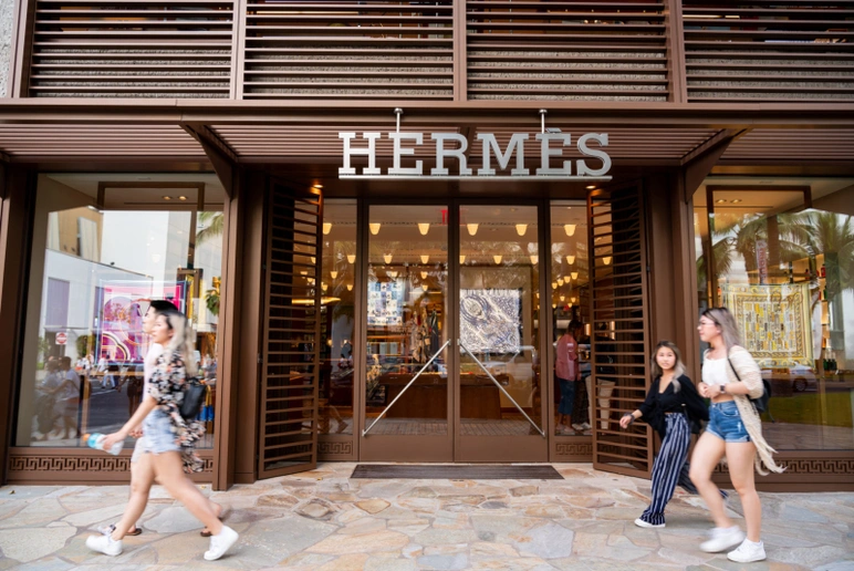 Hermes'in 80 yaşındaki varisi, milyarlarca dolarlık mirasını beklenmedik bir kişiye bırakıyor!