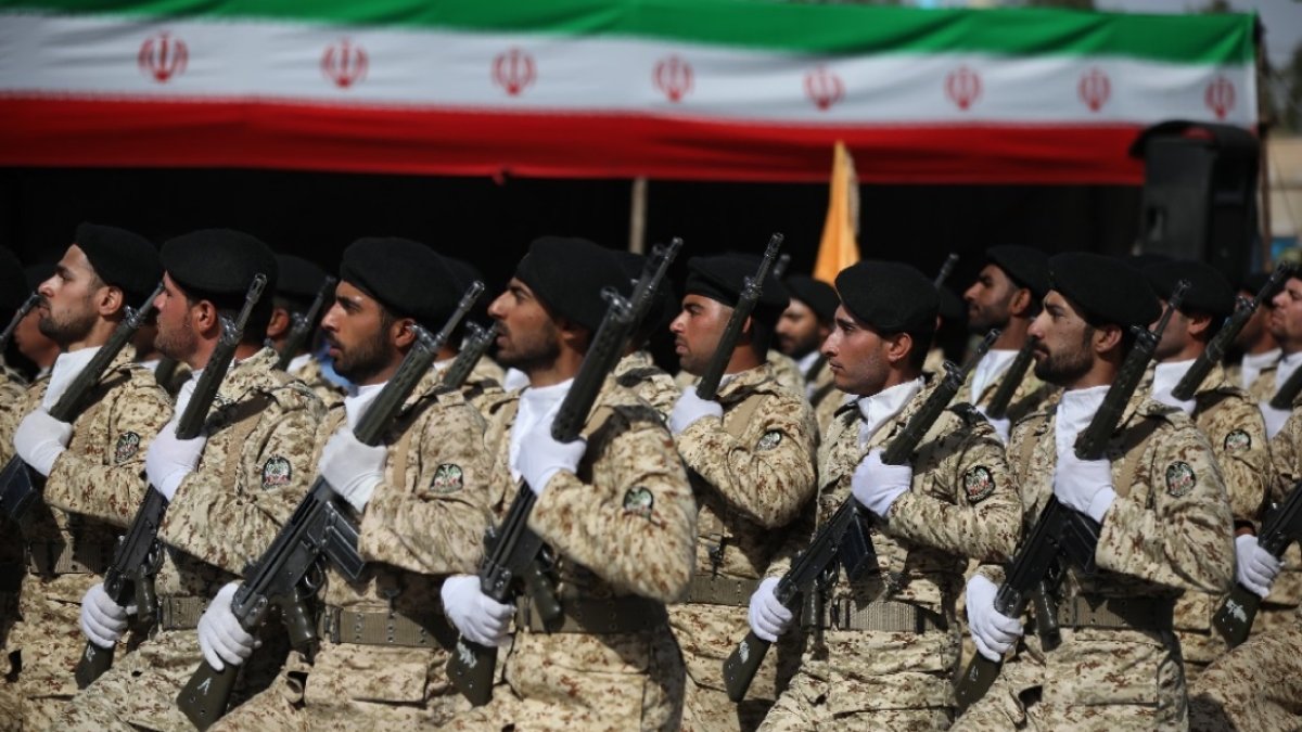 İsfahan semalarında pazarlık: İran, ABD nakliye uçağı ve helikopteri düşürdü