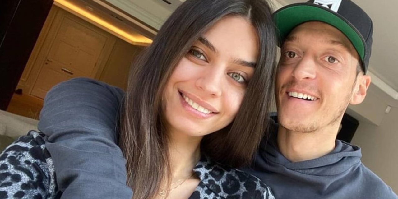 Mesut Özil ve Amine Gülşe üçüncü çocuklarını kucaklarına aldı: Bebeklerine verdikleri isim gündem oldu