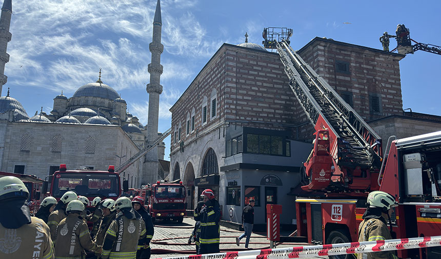 Tarihi Mısır Çarşısı'nda korkutan yangın