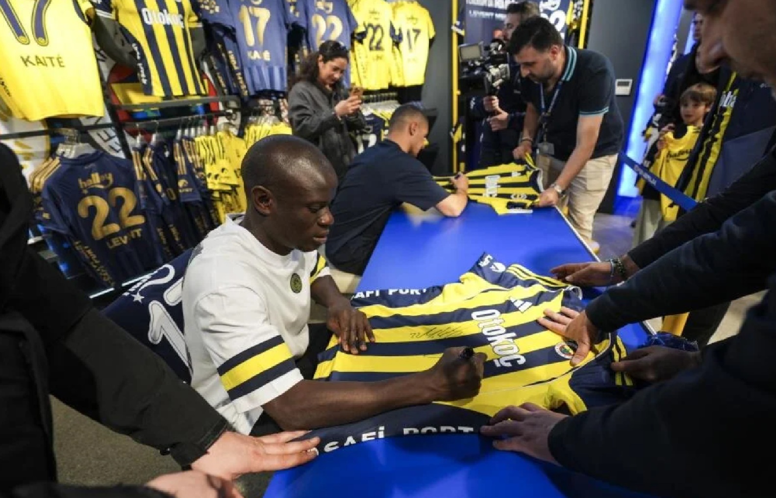 Fenerbahçe taraftarı N'Golo Kante ve Levent Mercan ile bir araya geldi