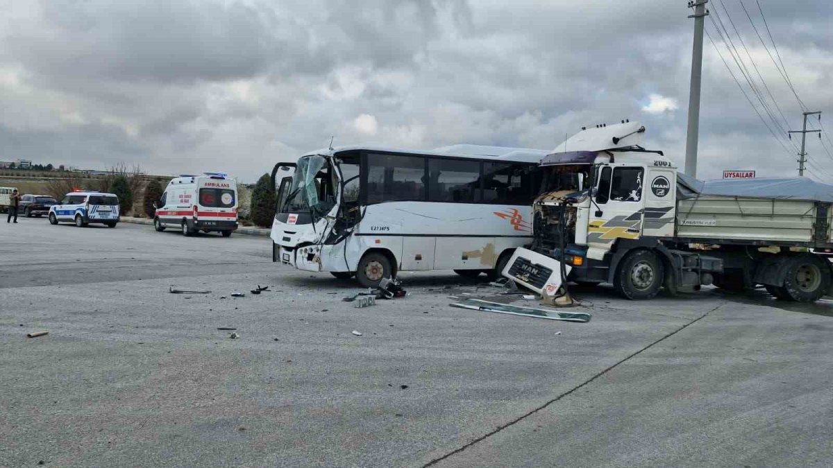 Karaman’da servis midibüsü ile tır çarpıştı: 12 yaralı