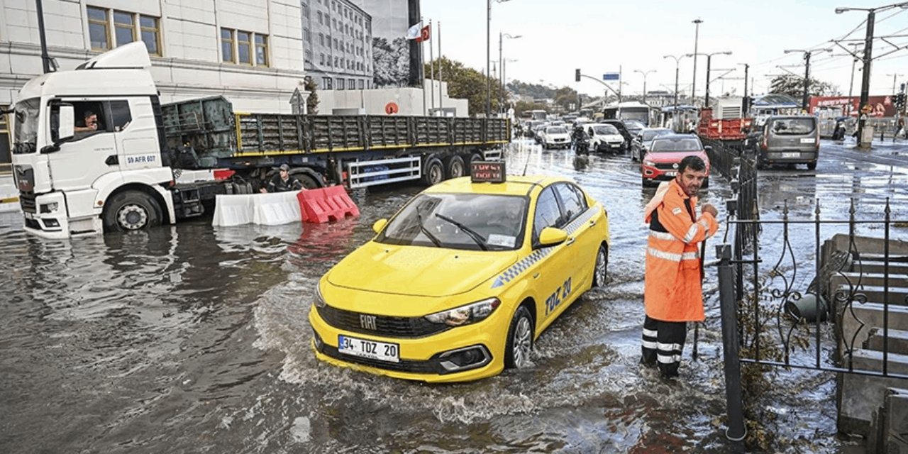 İstanbul'da gök gürültülü sağanak ve dolu: Megakentte panik