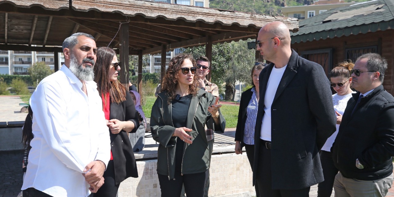 Karşıyaka Belediyesi park yenileme çalışmalarını sürdürüyor