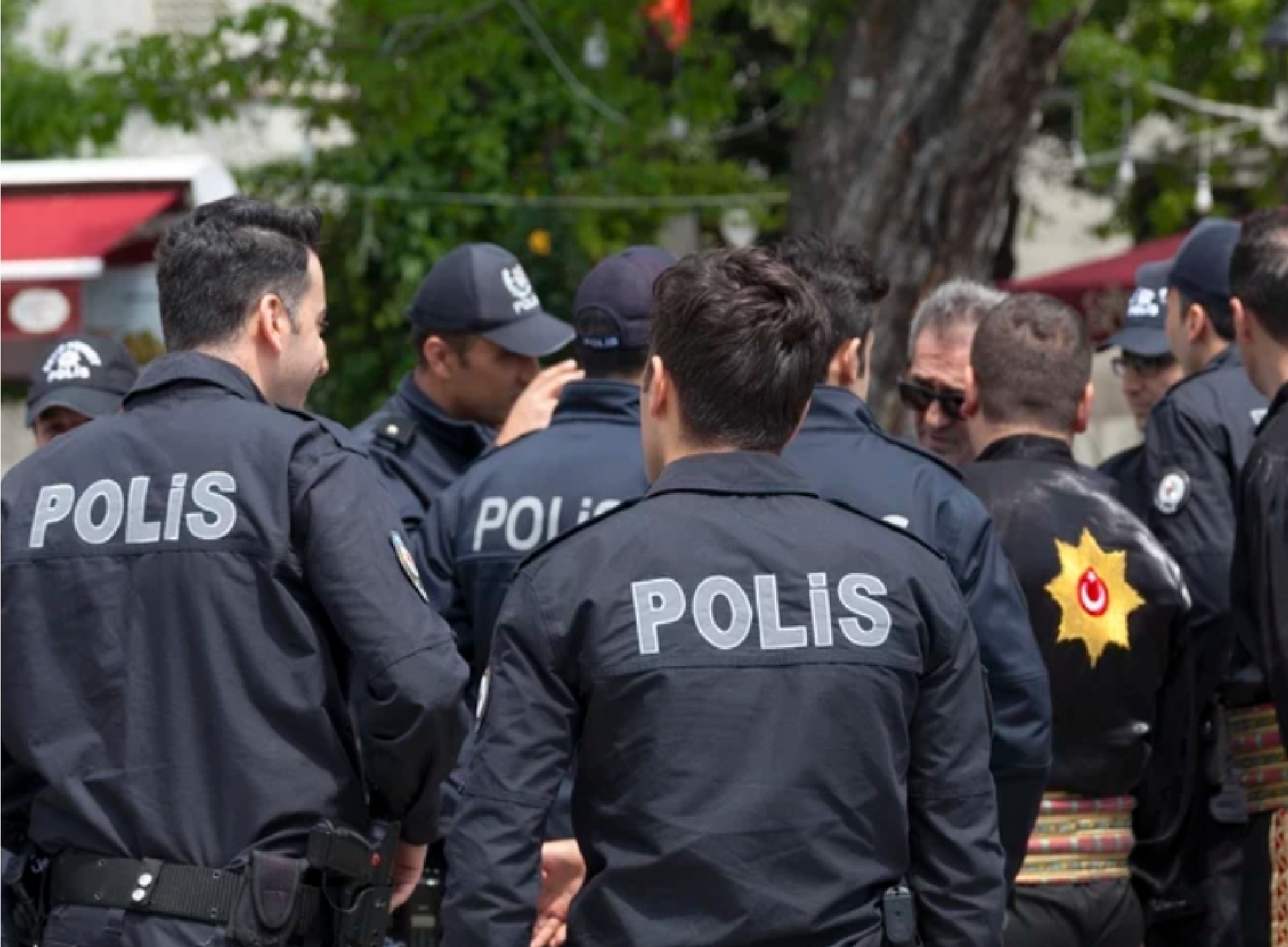 İzmir'de operasyona giden polislere bıçaklı saldırı: 3 polis memuru yaralandı