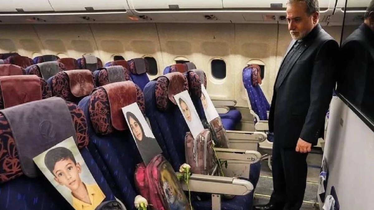 Minab’daki saldırıda ölen çocukların fotoğrafları uçağa kondu