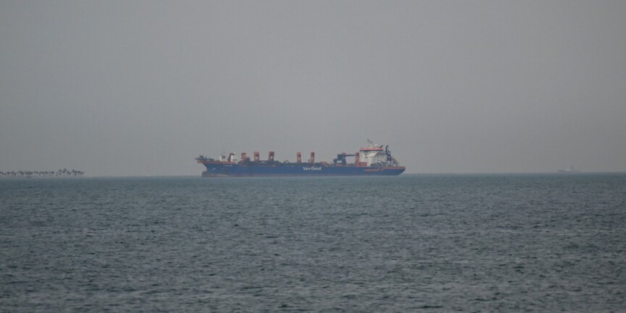 Savaşın başından bu yana ilk: ABD donanmasına ait gemiler Hürmüz Boğazı'ndan geçti