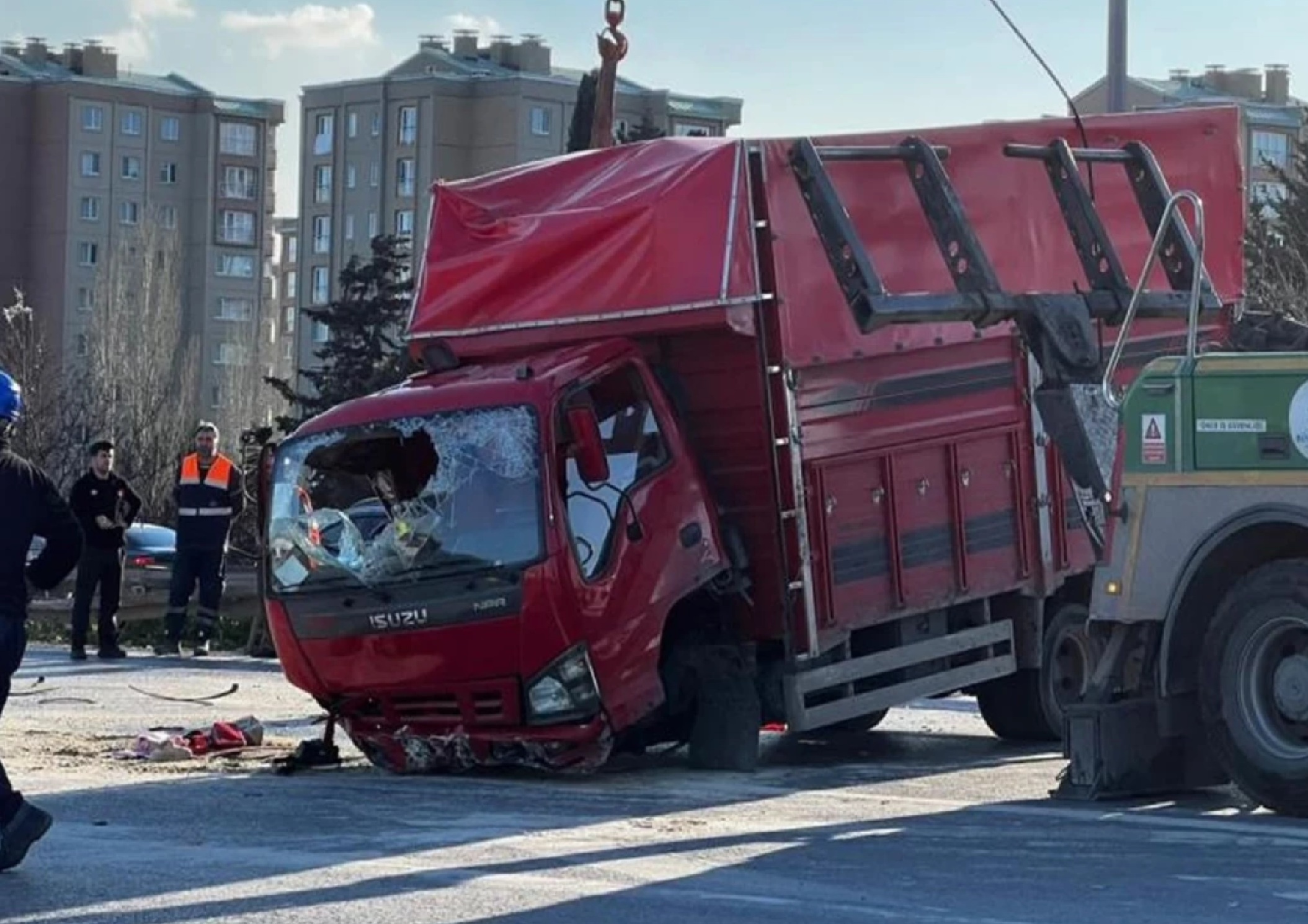 Kamyonet ile otomobil kafa kafaya çarpıştı: 1'i çocuk 7 kişi yaralandı
