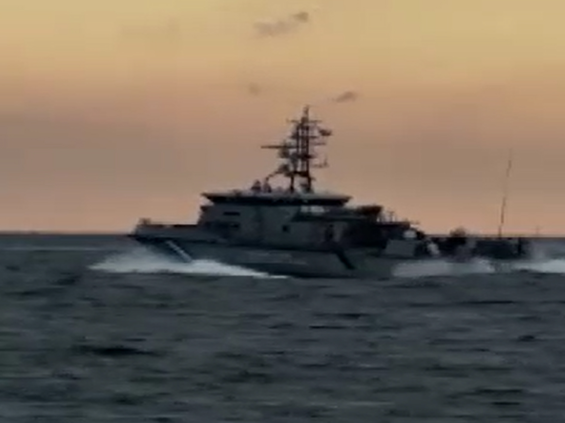 Türk Sahil Güvenliği Yunan botunu adeta kovaladı