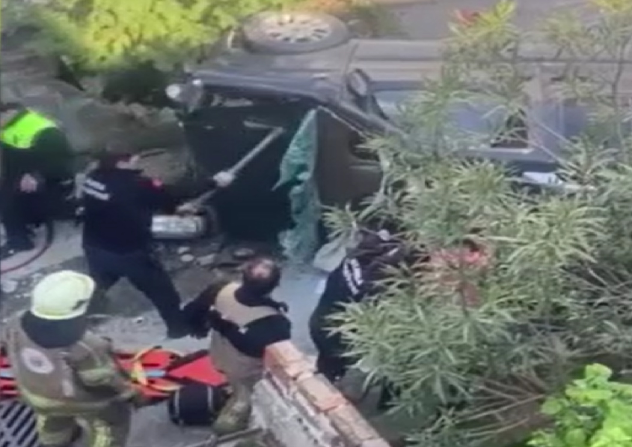 Kontrolden çıkan  araç merdivenlerden yuvarlandı