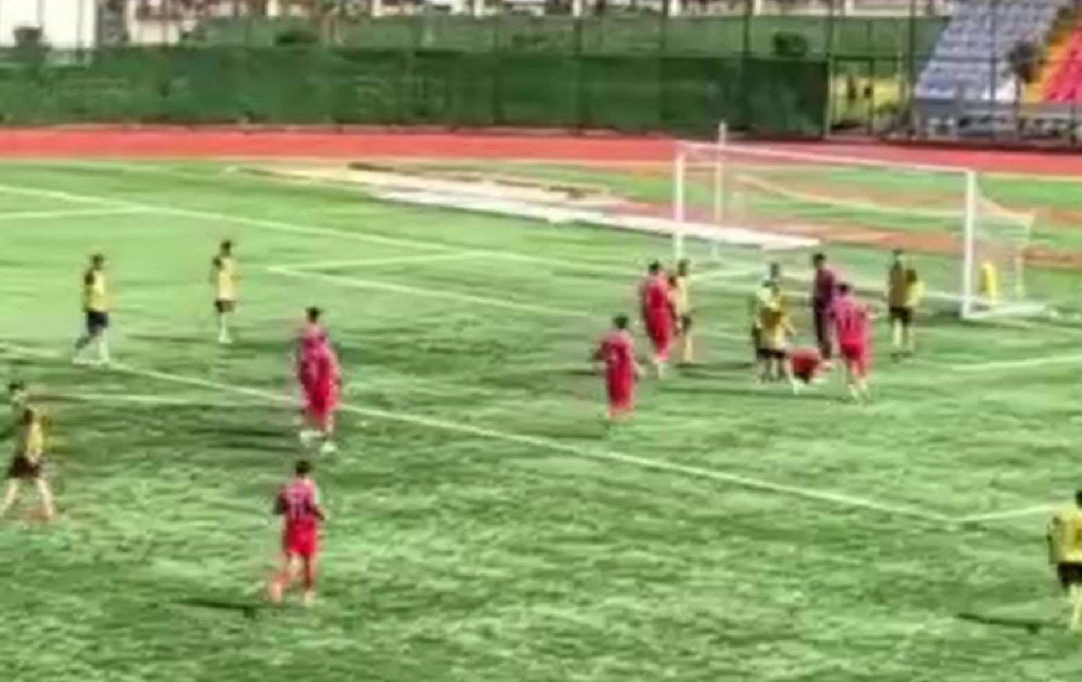 Mardin'de yere düşen rakip oyuncuya tekme atan futbolcu tutuklandı