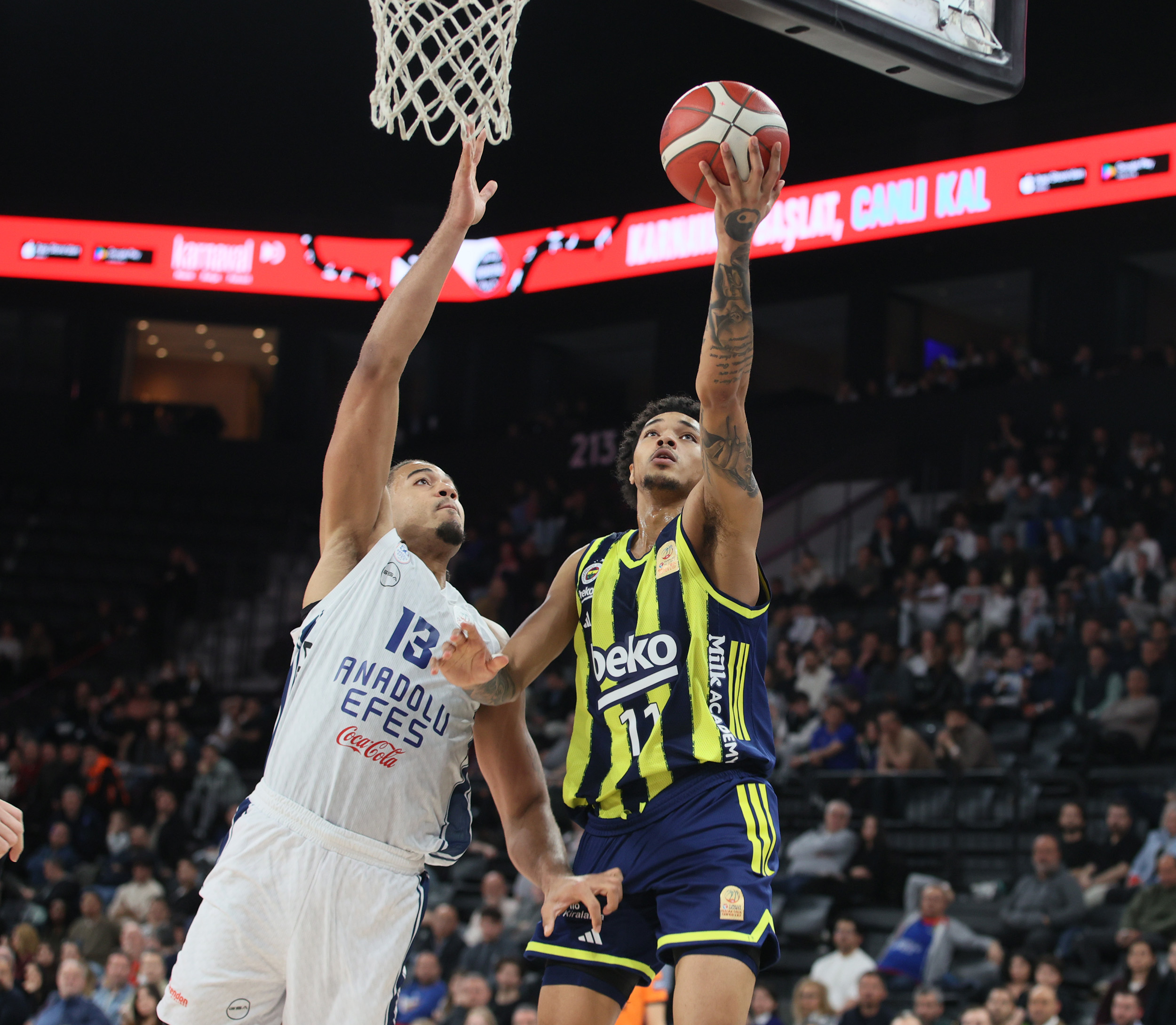 Fenerbahçe Beko Andolu Efes'e 16 sayı fark attı