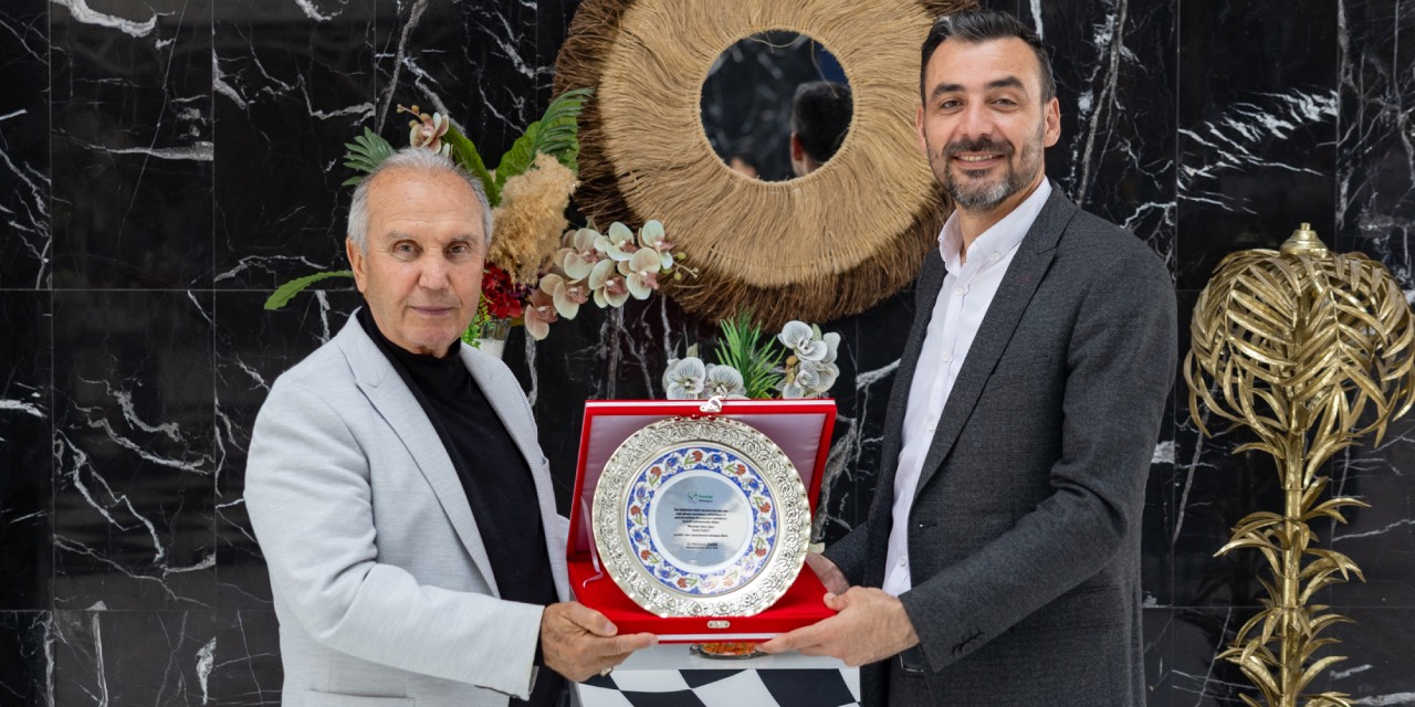 Manavgat’ta yağlı güreşe katkı sunan Hasan Özden’e plaket