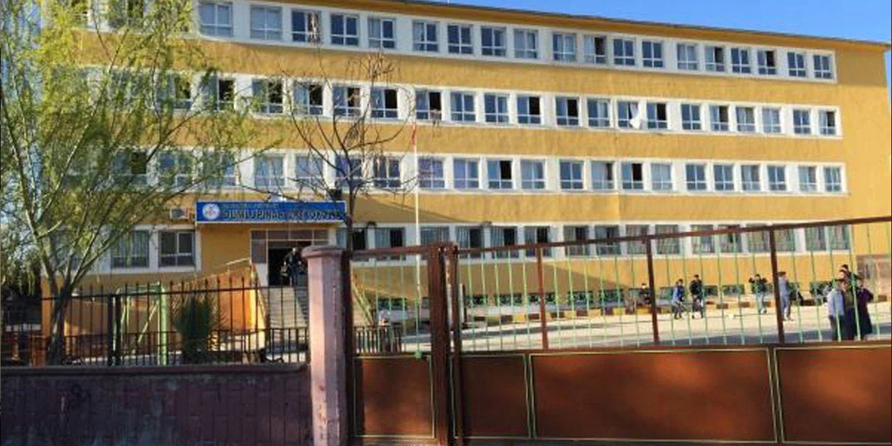 Şanlıurfa'da ortaokulda öğretmene saldırı girişimi: Son anda engellendi