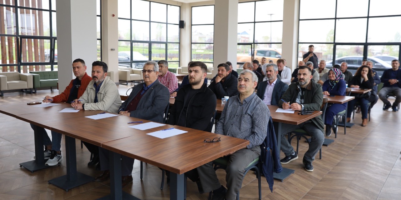 Bursa’da çiftçilere budama ve çilek yetiştiriciliği eğitimi verildi