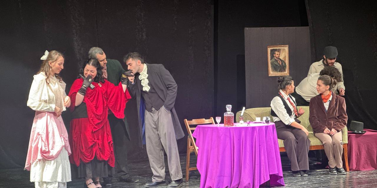 İzmir'de üniversiteliler tiyatroda buluştu