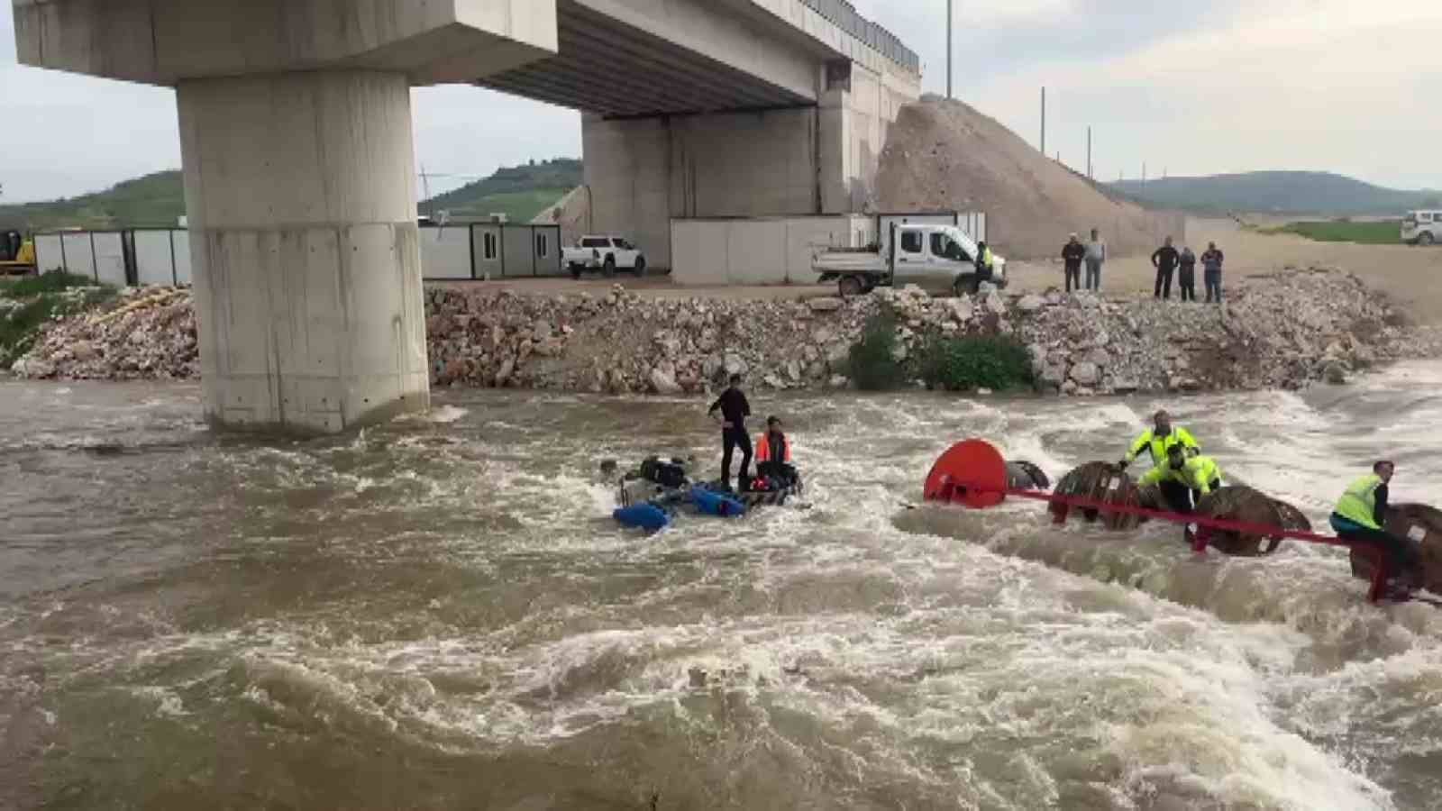 Traktör dereden geçerken devrildi