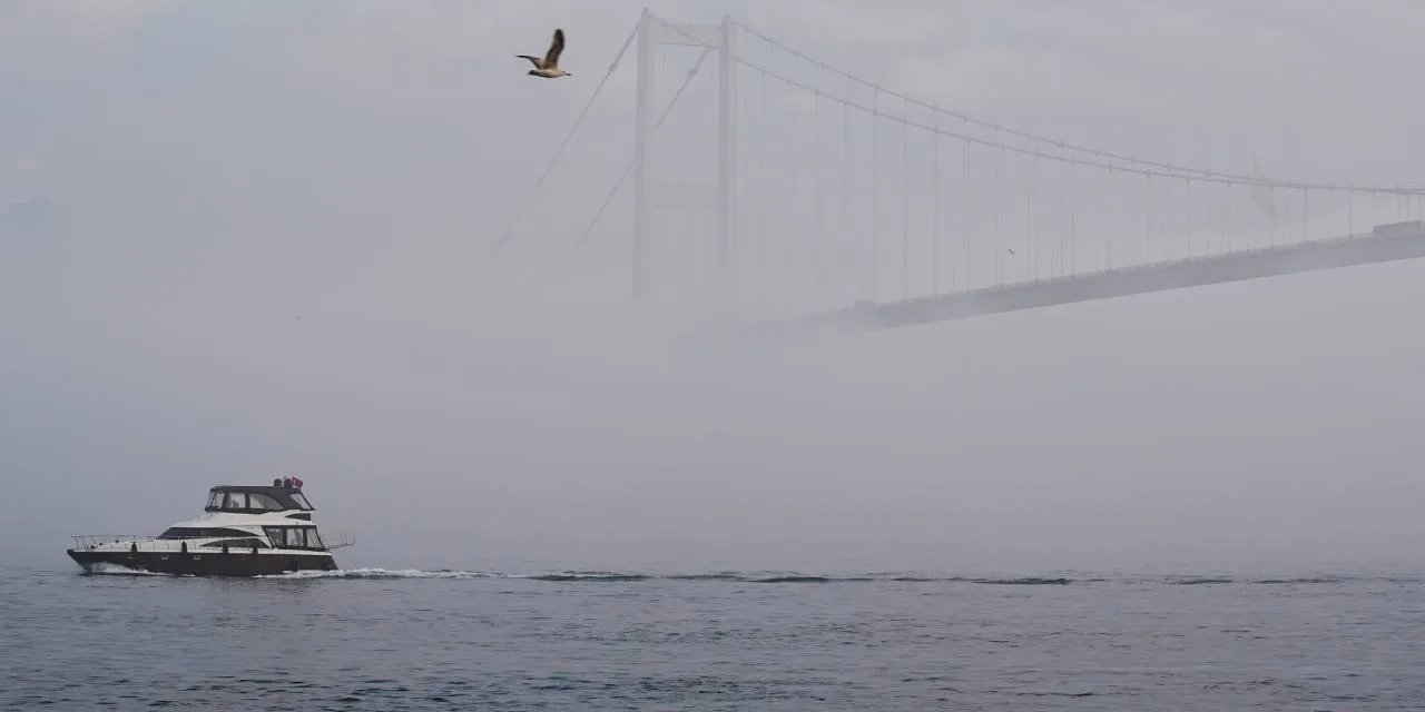 İstanbul'da sis alarmı: Boğaz trafiği durdu, kent beyaza büründü